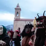 Tradicional mascarada de Riaño, conocida como antruido, con el desfile de La Mojiganga y quema de La Choza al anochecer