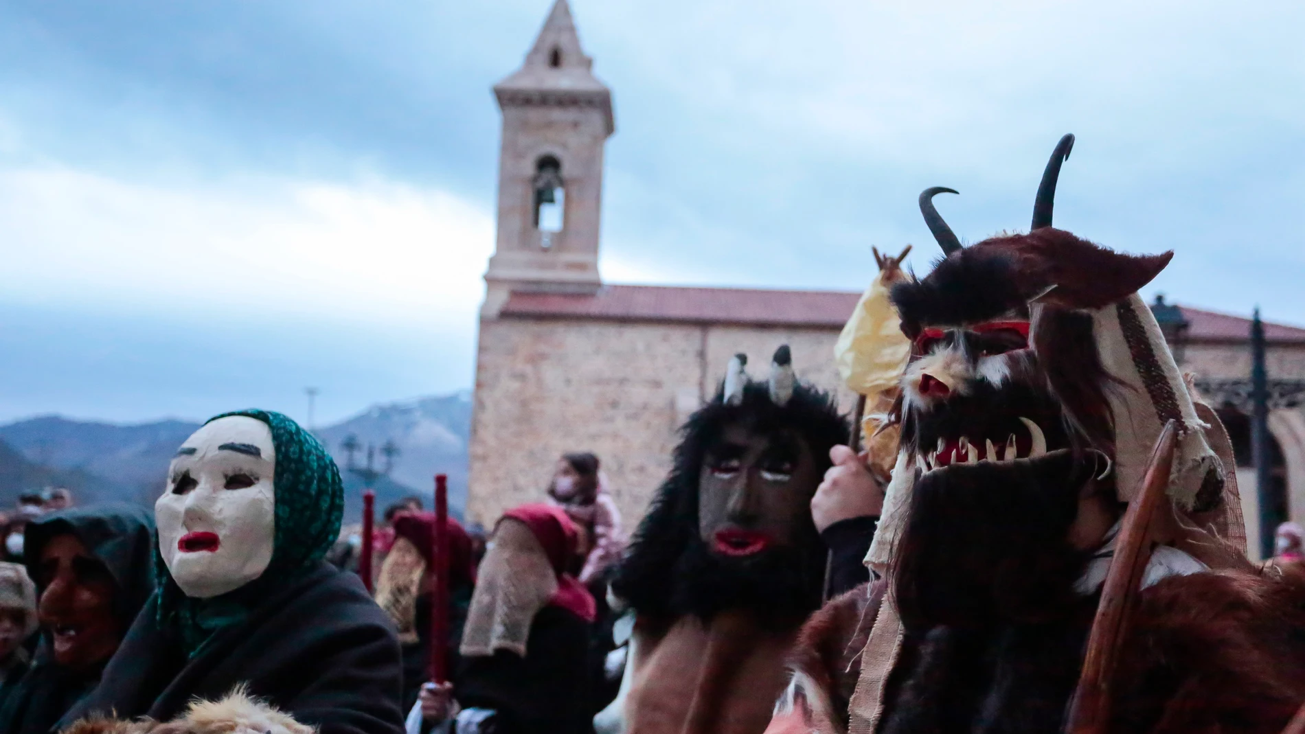 Tradicional mascarada de Riaño, conocida como antruido, con el desfile de La Mojiganga y quema de La Choza al anochecer