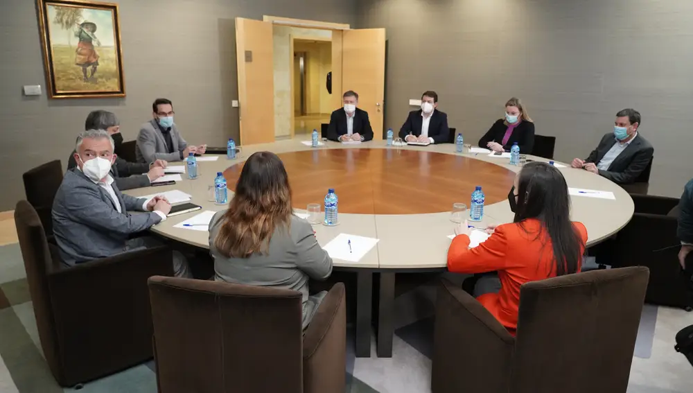 Reunión entre representantes del PP y de Soria Ya! en las Cortes regionales