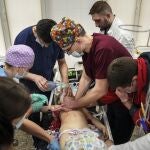 Los médicos tratan de salvar sin éxito a una niña herida en un bombardeo en una zona residencial cerca de Mariupol, en el este de Ucrania