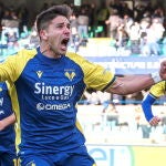 Giovanni Simeone celebra uno de los goles que marcó al Venecia
