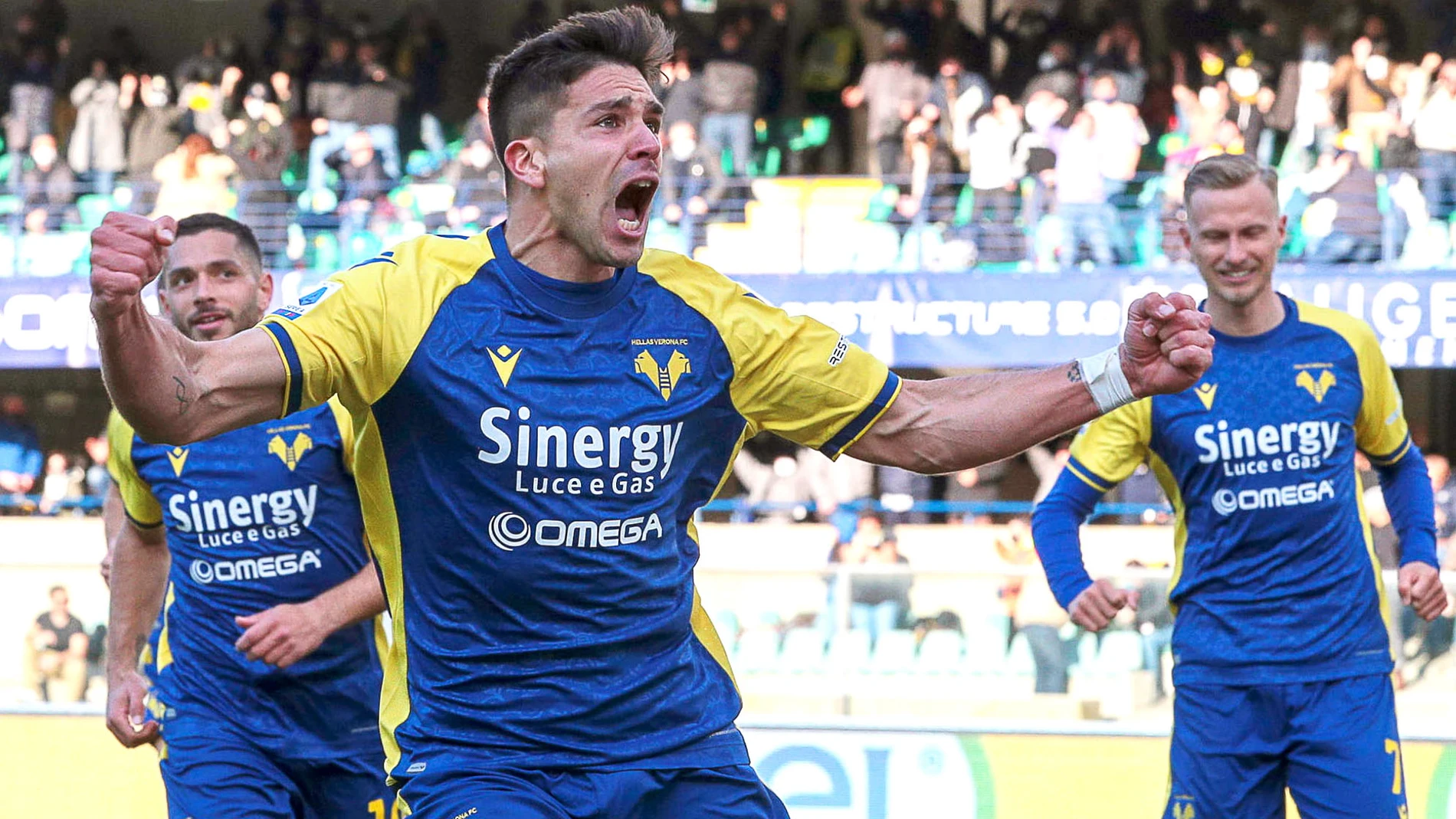 Giovanni Simeone celebra uno de los goles que marcó al Venecia