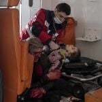 El paramédico de una ambulancia reanima a una niña herida durante un bombardeo en una zona residencial del este de Ucrania