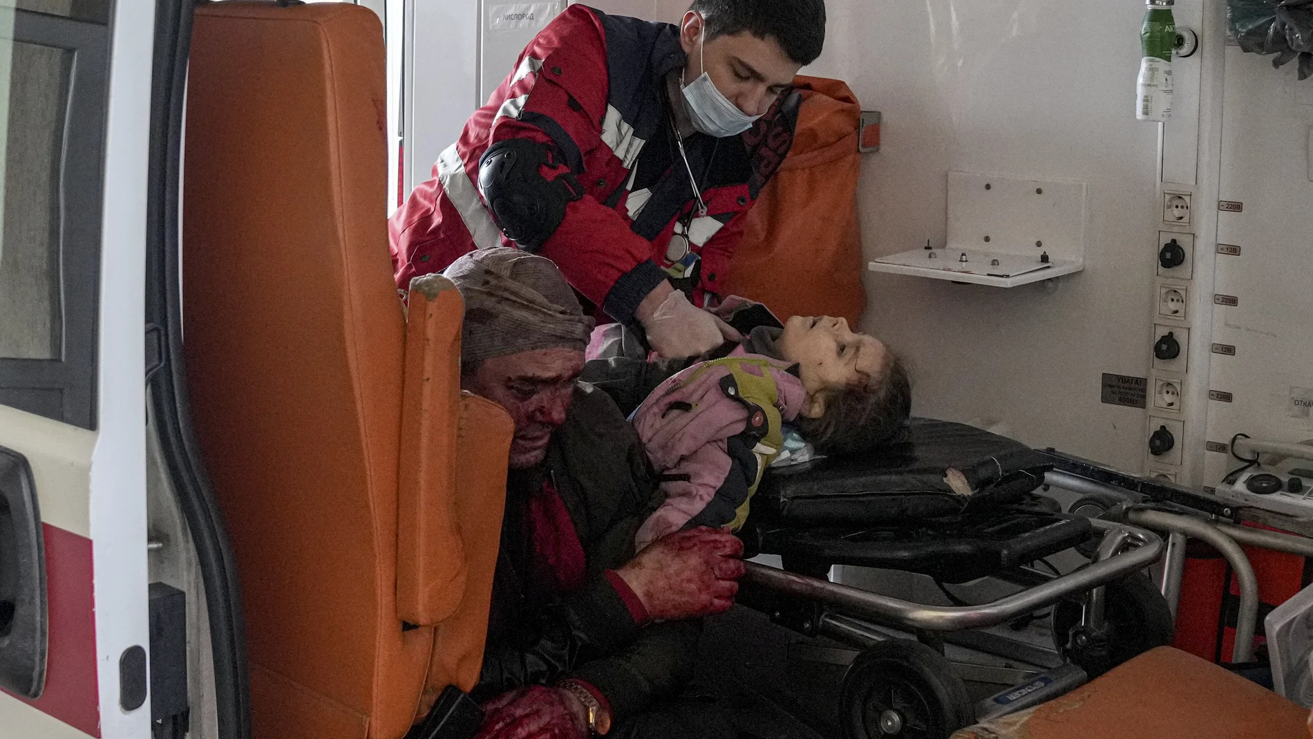 El paramédico de una ambulancia reanima a una niña herida durante un bombardeo en una zona residencial del este de Ucrania