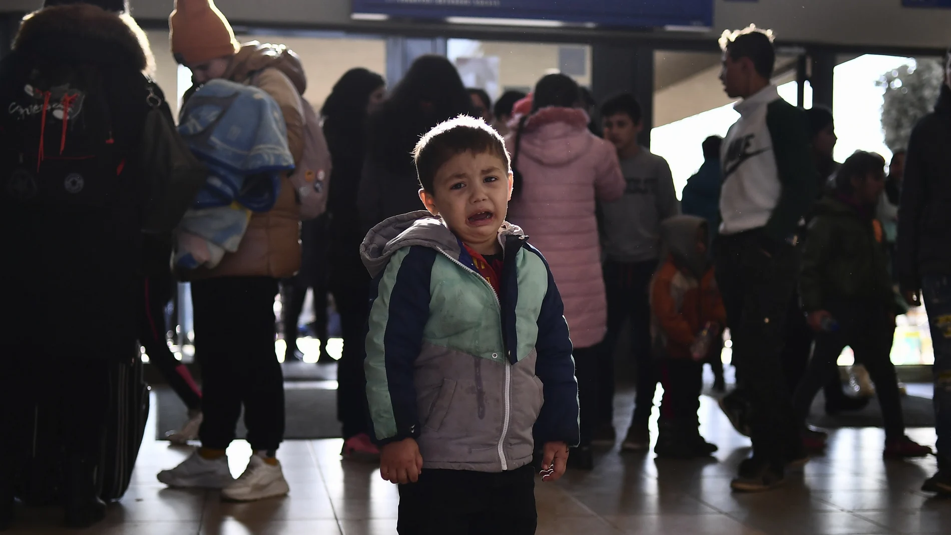 Un niño refugiado que huye del conflicto de la vecina Ucrania llora en la estación de tren tras llegar a Zahóny (Hungría)