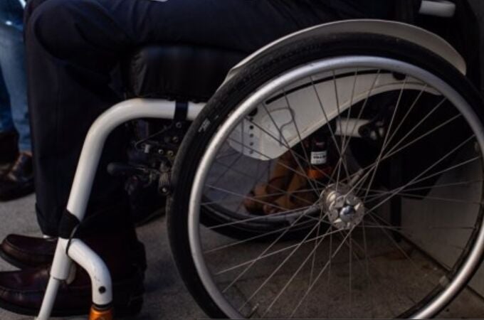 Imagen de recurso de un hombre en silla de ruedas