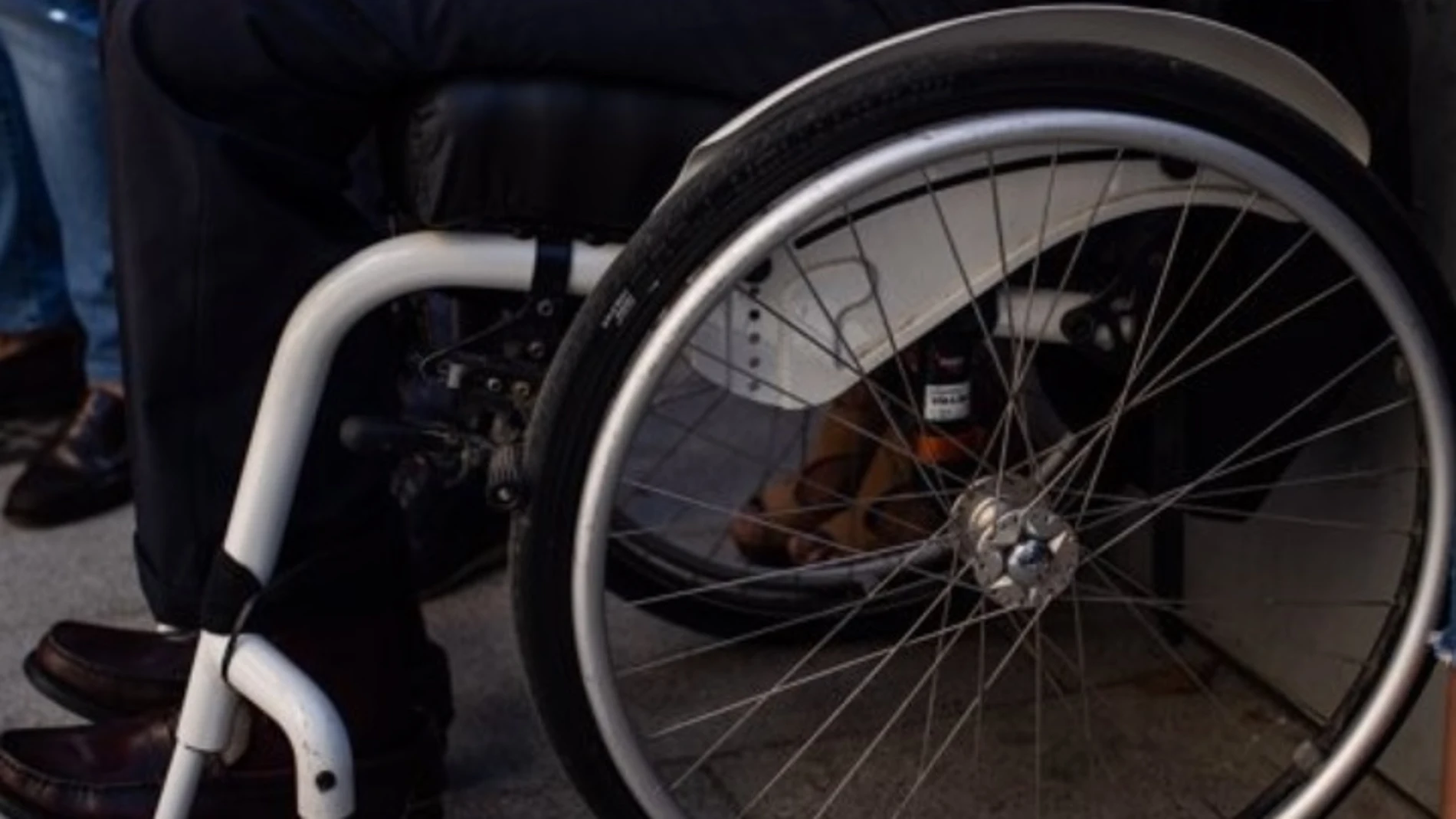 Imagen de recurso de un hombre en silla de ruedas