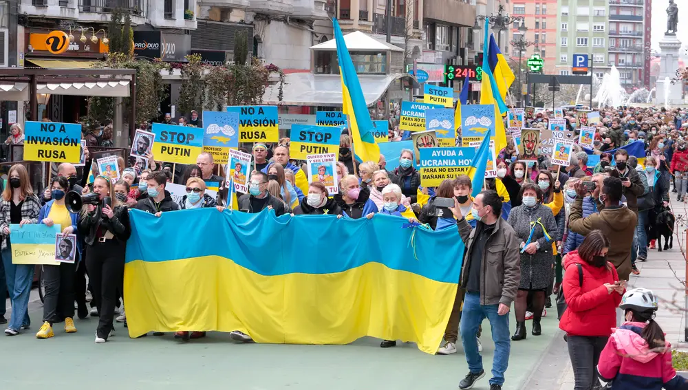 La comunidad de ucranianos residentes en León celebra una marcha a favor de Ucrania