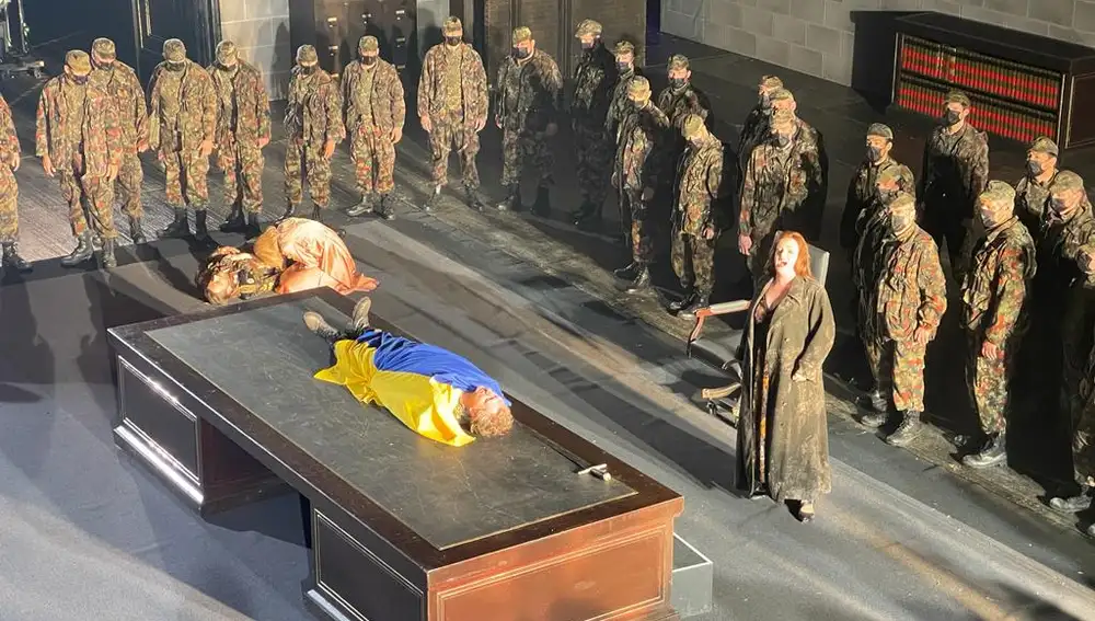 El Teatro Real rinde homenaje a las víctimas de Ucrania en la última función de &quot;El ocaso de los dioses&quot;