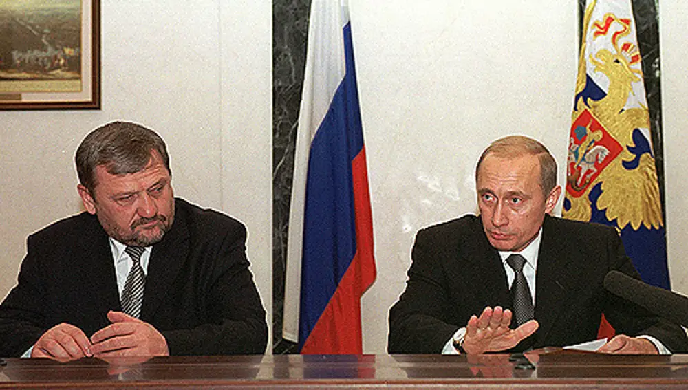 Ajmat Kadirov (izquierda) y Vladimir Putin (derecha) en una rueda de prensa el 10 de noviembre de 2002 | Fuente: Oficina de prensa de Presidencia de la Federación Rusa
