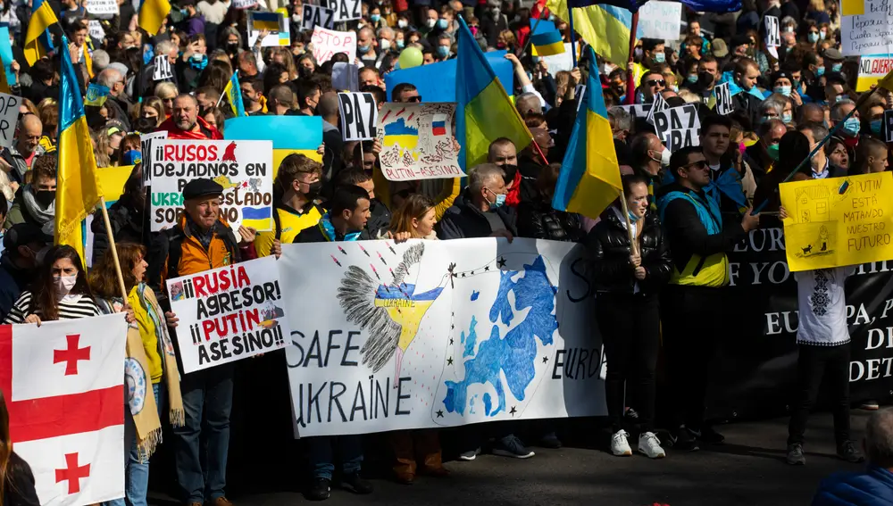 Numerosas pancartas en contra de Putin así como del no a la guerra y la exigencia de paz