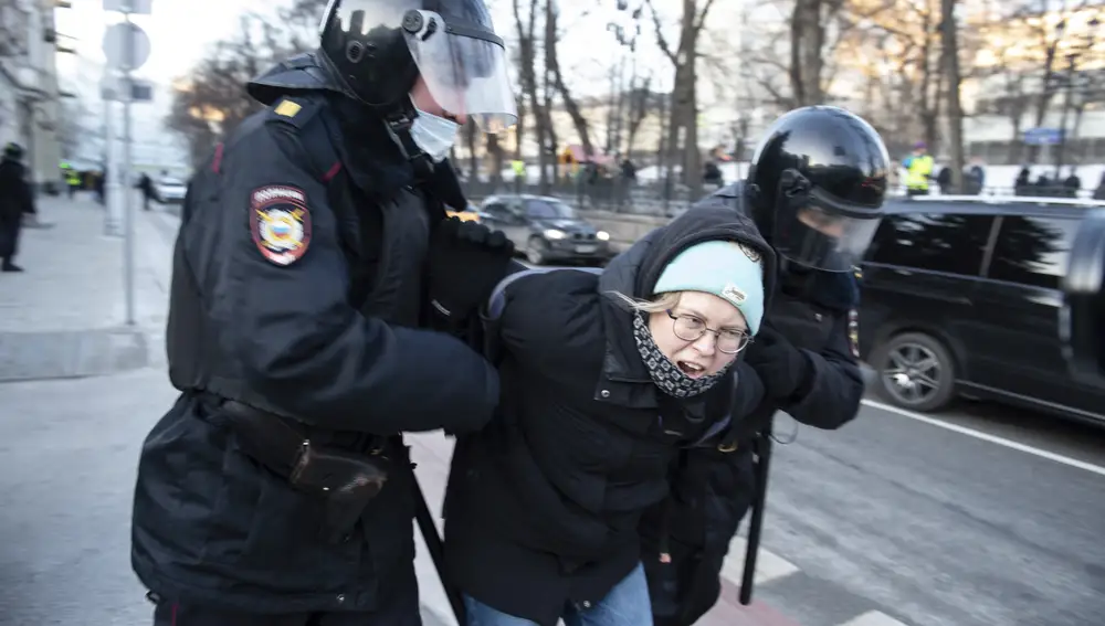 La policía detiene a una persona que protestaba contra la invasión de Ucrania