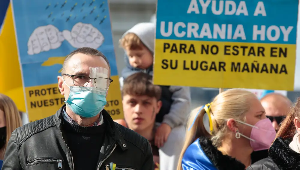 La comunidad de ucranianos residentes en León celebra una marcha a favor de Ucrania