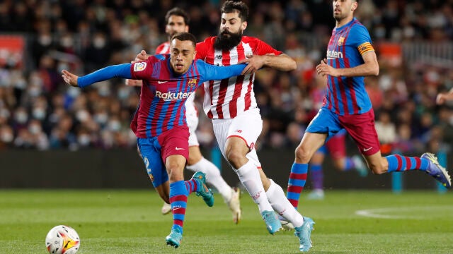 Sergiño Dest con el Barcelona. EFE / Alberto Estevez.