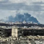 Columnas de humo sobre Kiev, Ucrania, el pasado lunes 28 de febrero | Fuente: Europa Press