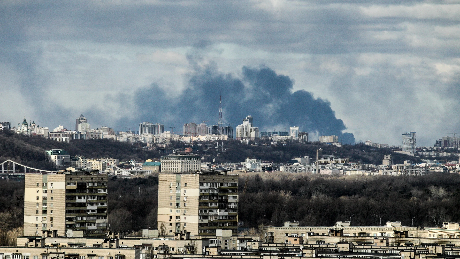 Columnas de humo sobre Kiev, Ucrania, el pasado lunes 28 de febrero | Fuente: Europa Press