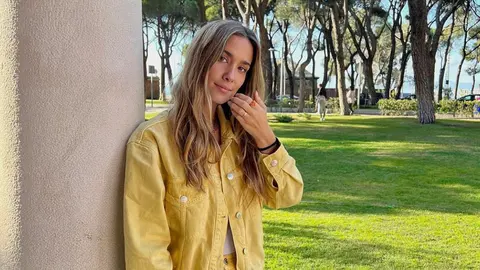 María Pombo con vaqueros amarillos de Mango.
