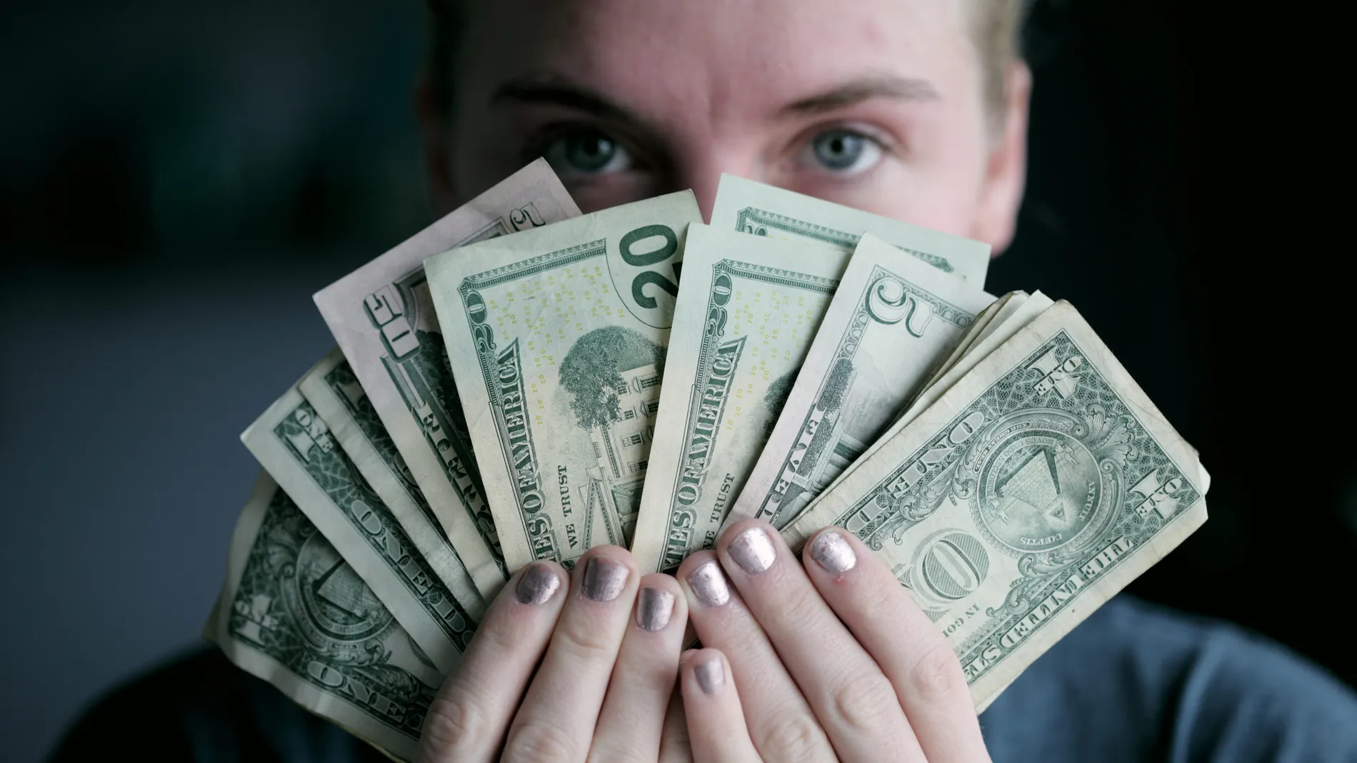 Mujer con varios billetes de dólar