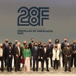 Juanma Moreno y Marta Bosquet, junto a los Hijos Predilectos y Medallas de Andalucía