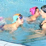 Las piscinas de Tordesillas, Tudela de Duero, Peñafiel, Íscar y Medina de Rioseco reúnen en este programa educativo cerca de 400 niños de entre 5 y 8 años con seis jornadas.