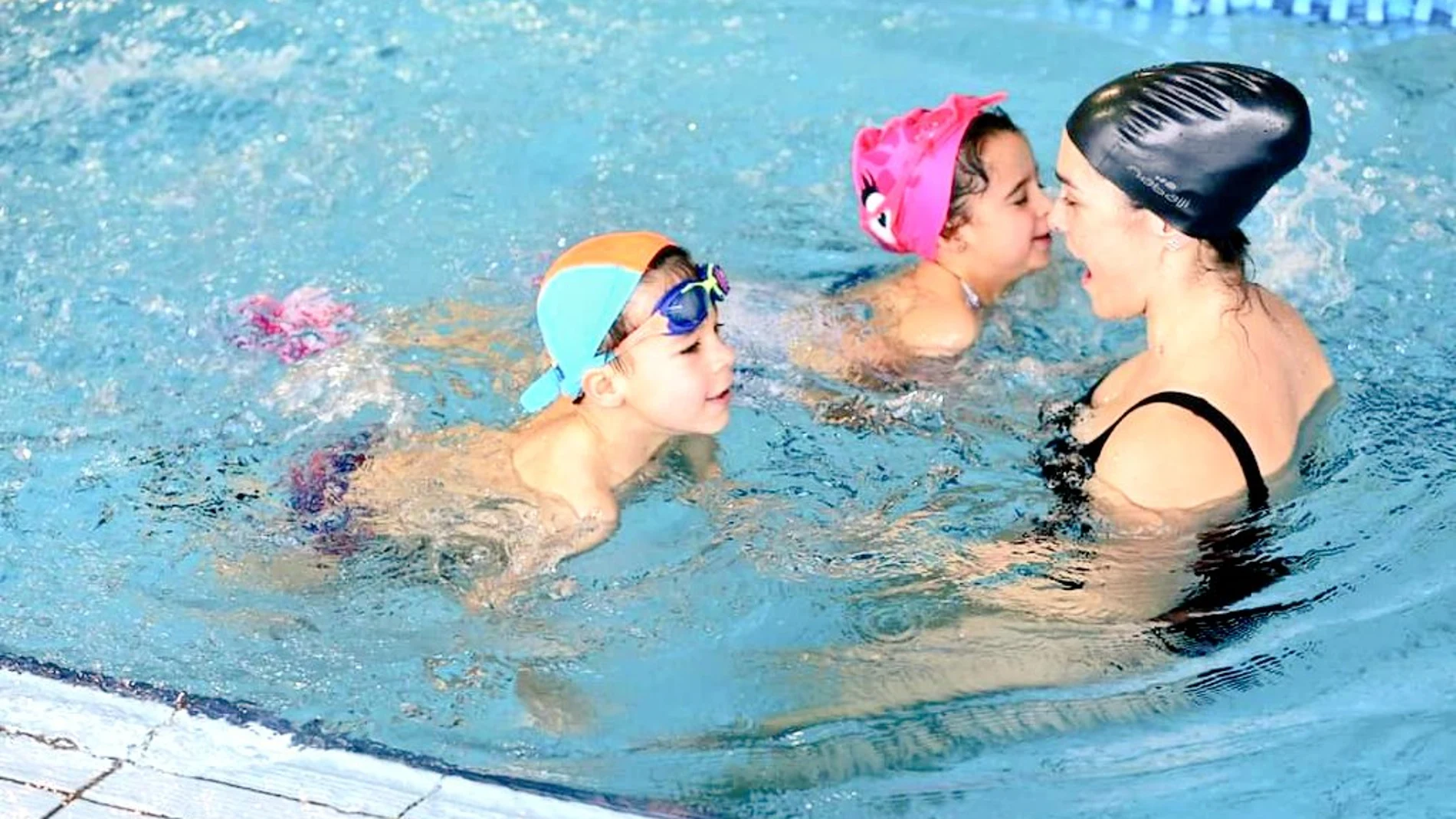 Las piscinas de Tordesillas, Tudela de Duero, Peñafiel, Íscar y Medina de Rioseco reúnen en este programa educativo cerca de 400 niños de entre 5 y 8 años con seis jornadas.