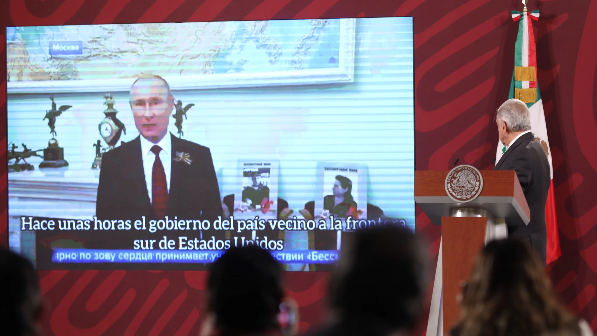 MEX6797.CIUDAD DE MÉXICO (MÉXICO), 28/02/2022.- El presidente de México, Andrés Manuel López Obrador, muestra un video del presidente de Rusia, Vladimir Putin, hoy durante su conferencia matutina en Palacio Nacional en Ciudad de México.