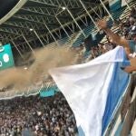 Momento en el que un aficionado de Racing de Avellaneda lanza durante el partido contra Argentinos Juniors las cenizas de un fallecido desde una de las gradas del estadio.