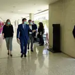El candidato del PP a la Junta, Alfonso Fernández Mañueco, saluda al procurador electo por la UPL, Luis Mariano Santos, a su llegada a la reunión junto a Fernández Carriedo, Francisco Vázquez e Isabel Blanco