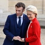 Emmanuel Macron recibe a la presidenta de la Comisión Europea, Ursula von der Leyen, a las puertas del Elíseo