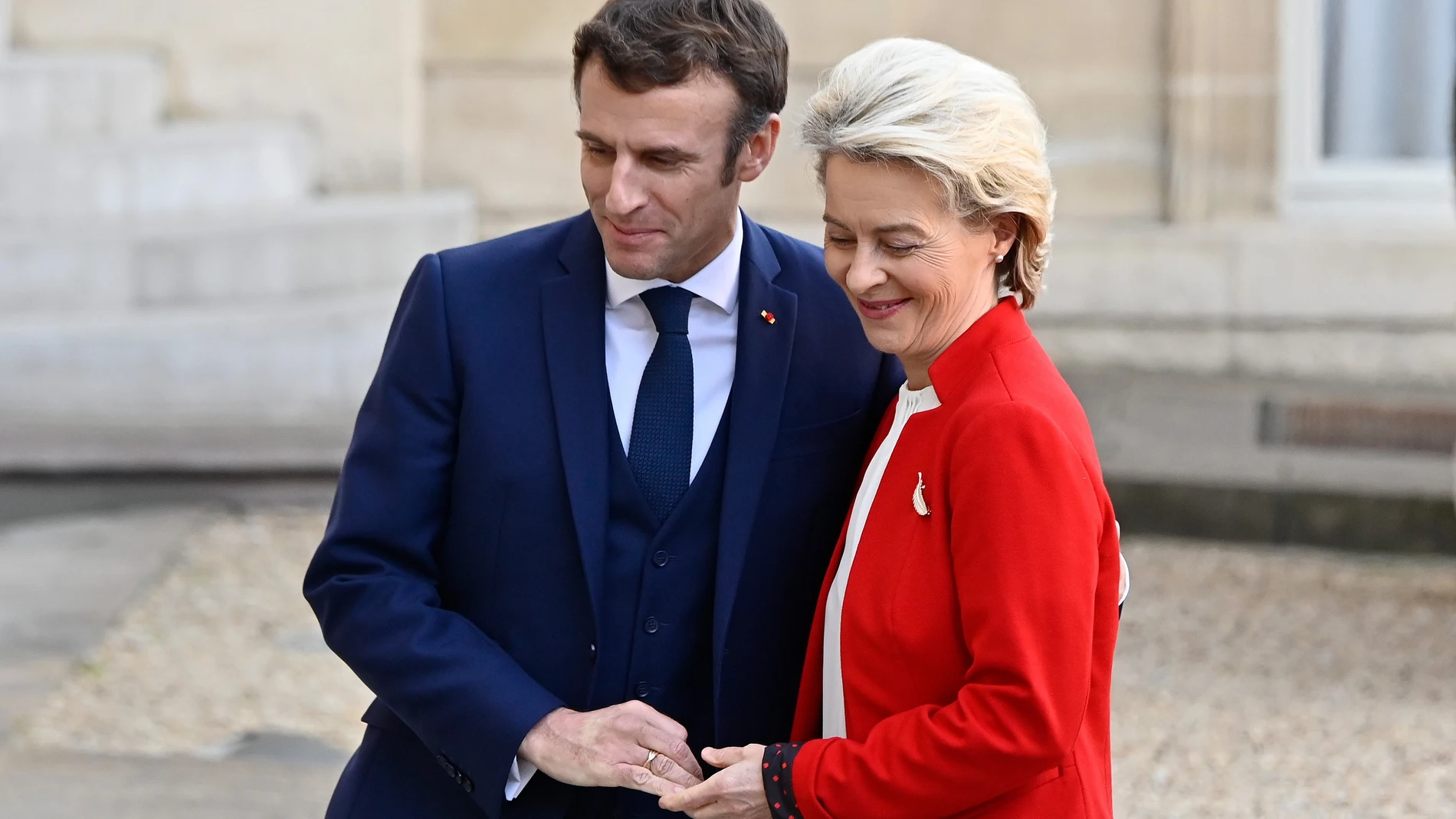 Emmanuel Macron recibe a la presidenta de la Comisión Europea, Ursula von der Leyen, a las puertas del Elíseo