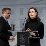 La primera ministra de Finlandia, Sanna Marin, y el ministro de Defensa, Antti Kaikkonen, en una rueda de prensa este lunes
