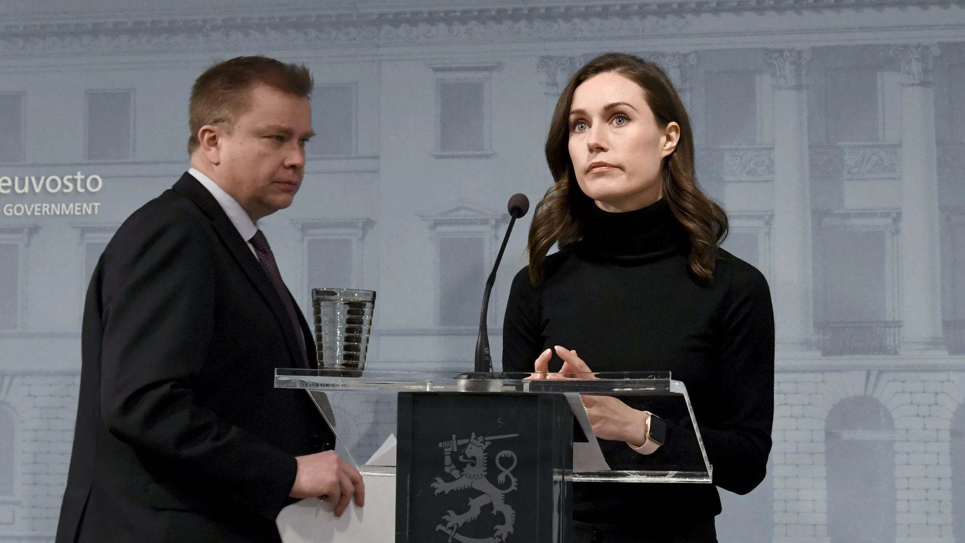 La primera ministra de Finlandia, Sanna Marin, y el ministro de Defensa, Antti Kaikkonen, en una rueda de prensa este lunes