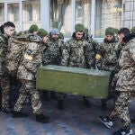 Soldados transportan material militar en Kiev (Ucrania)