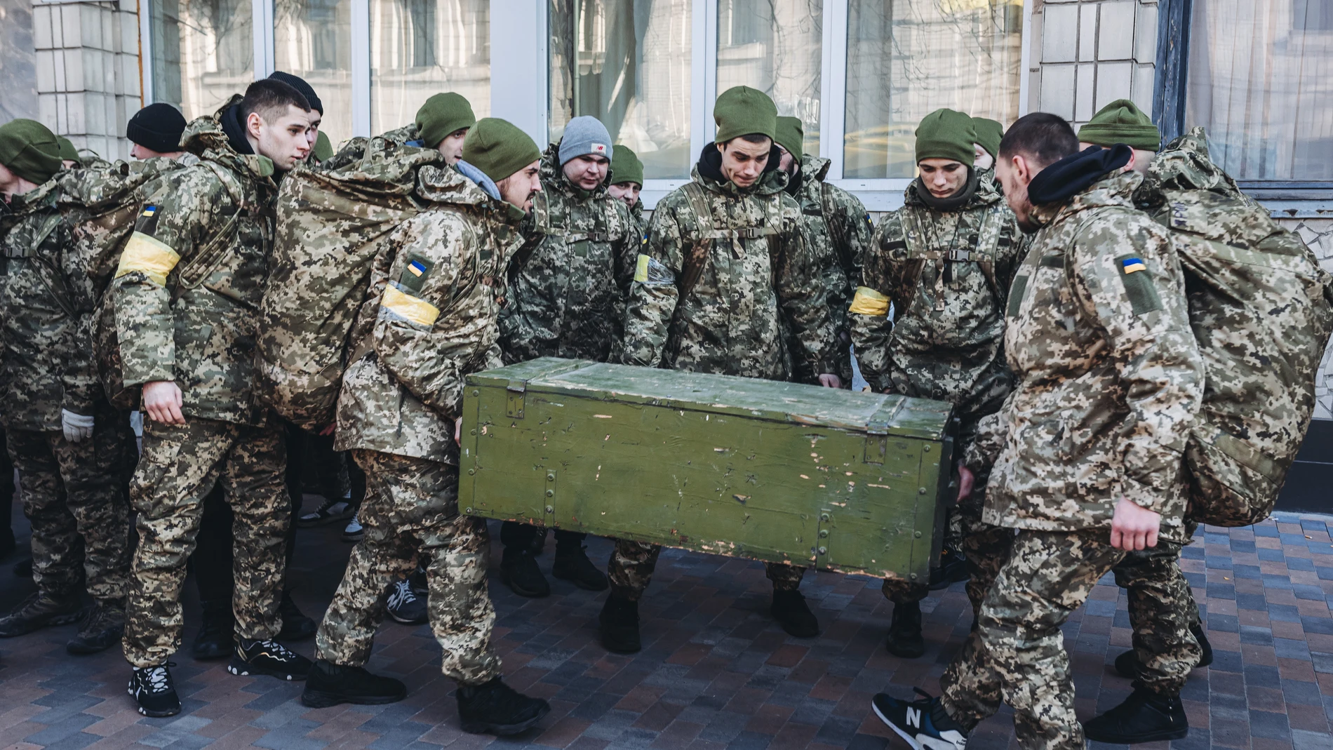 Soldados transportan material militar en Kiev (Ucrania)