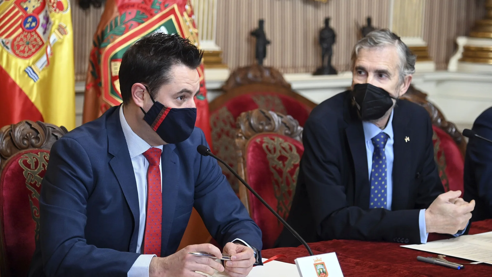 El alcalde de Burgos, Daniel de la Rosa, y el rector de la Universidad de Burgos (UBU), Manuel Pérez Mateos, firman un convenio por el que el Ayuntamiento formará parte de la Red Hispanoamericana de Derechos Humanos "Francisco de Vitoria"