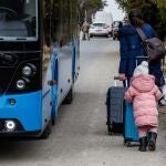 Una mujer y su hija se dirigen a un checkpoint para cruzar la frontera desde Ucrania a Eslovaquia