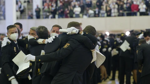 Varios policías se abrazan al termino del acto de jura de la XXXIII Promoción de la Escala Ejecutiva de la Policía Nacional este lunes en Ávila