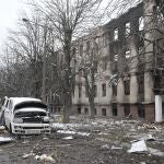 Daños en coches y en edificaciones en Brovary, a las afueras de Kyiv, Ucrania