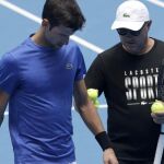 Novak Djokovic dialoga con Marian Vajda en un entrenamiento