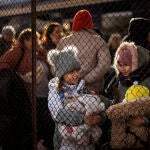 Refugiados procedentes de Ucrania se reencuentran con sus familiares a su llegada a la estación de tren de Przemsyl (Polonia) | Fuente: EFE/ Biel Aliño