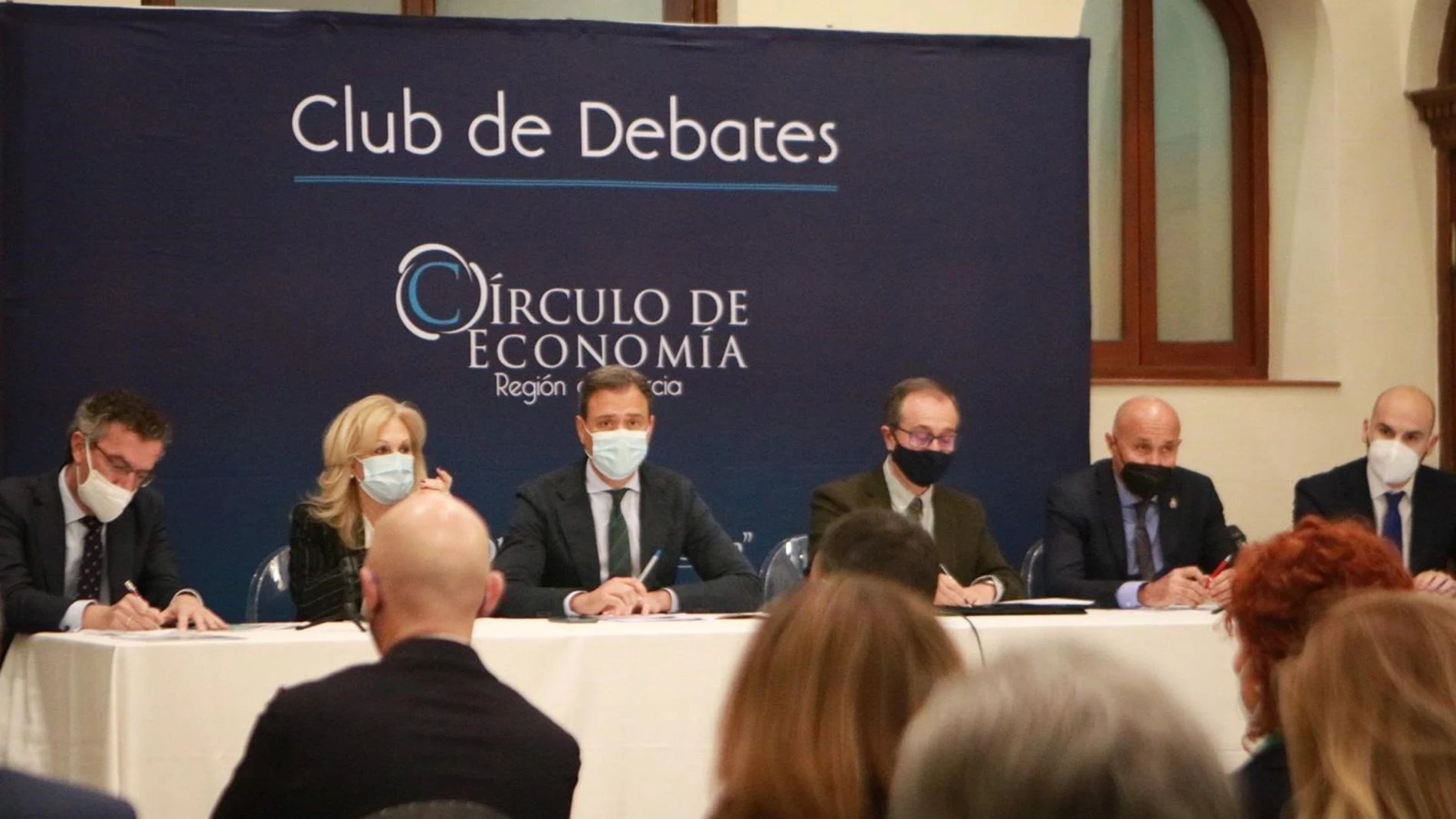 El consejero de Presidencia, Turismo, Cultura y Deportes, Marcos Ortuño, durante su intervención en el ‘Club de Debates’ del Círculo de Economía