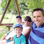 Lisa con sus dos hijos y su marido