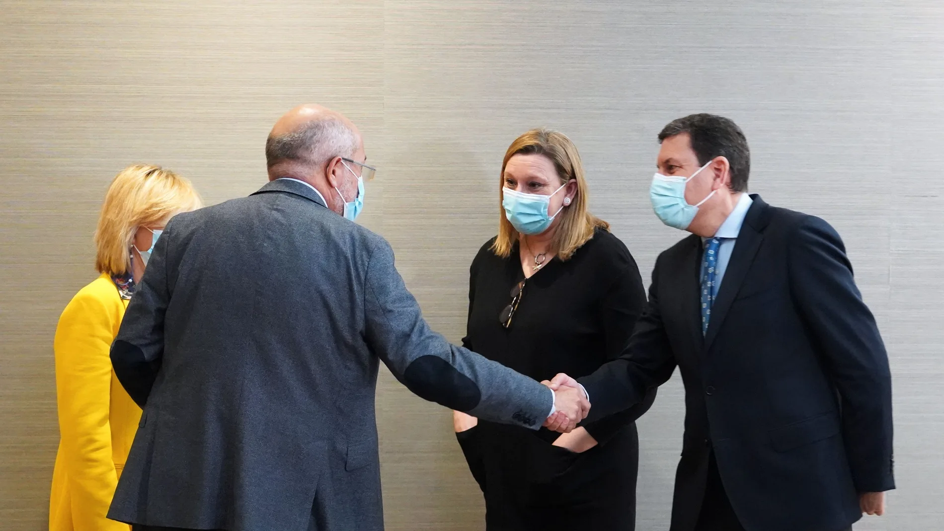 Los populares Fernández Carriedo e Isabel Blanco saludan al procurador electo por Ciudadanos, Francisco Igea, en presencia de la ex consejera de Sanidad, Verónica Casado