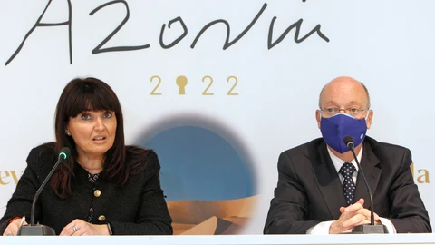 La Vicepresidenta de la Diputación Provincial de Alicante, Julia Parra, junto al Director del Área de Relaciones Institucionales del Grupo Planeta, Carlos Creuheras, en la presentación de la gala de entrega del Premio Azorín de novela.