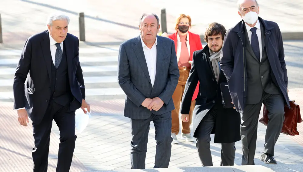Luis Miguel Rodríguez a su llegada a la Audiencia Provincial de Madrid acompañado por sus abogados, a 01 de marzo de 2022, en Madrid (España).
