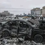 Los ataques en las principales ciudades continúan mientras las tropas ucranianas luchan a la desesperada u organizan contrataques al este del país.