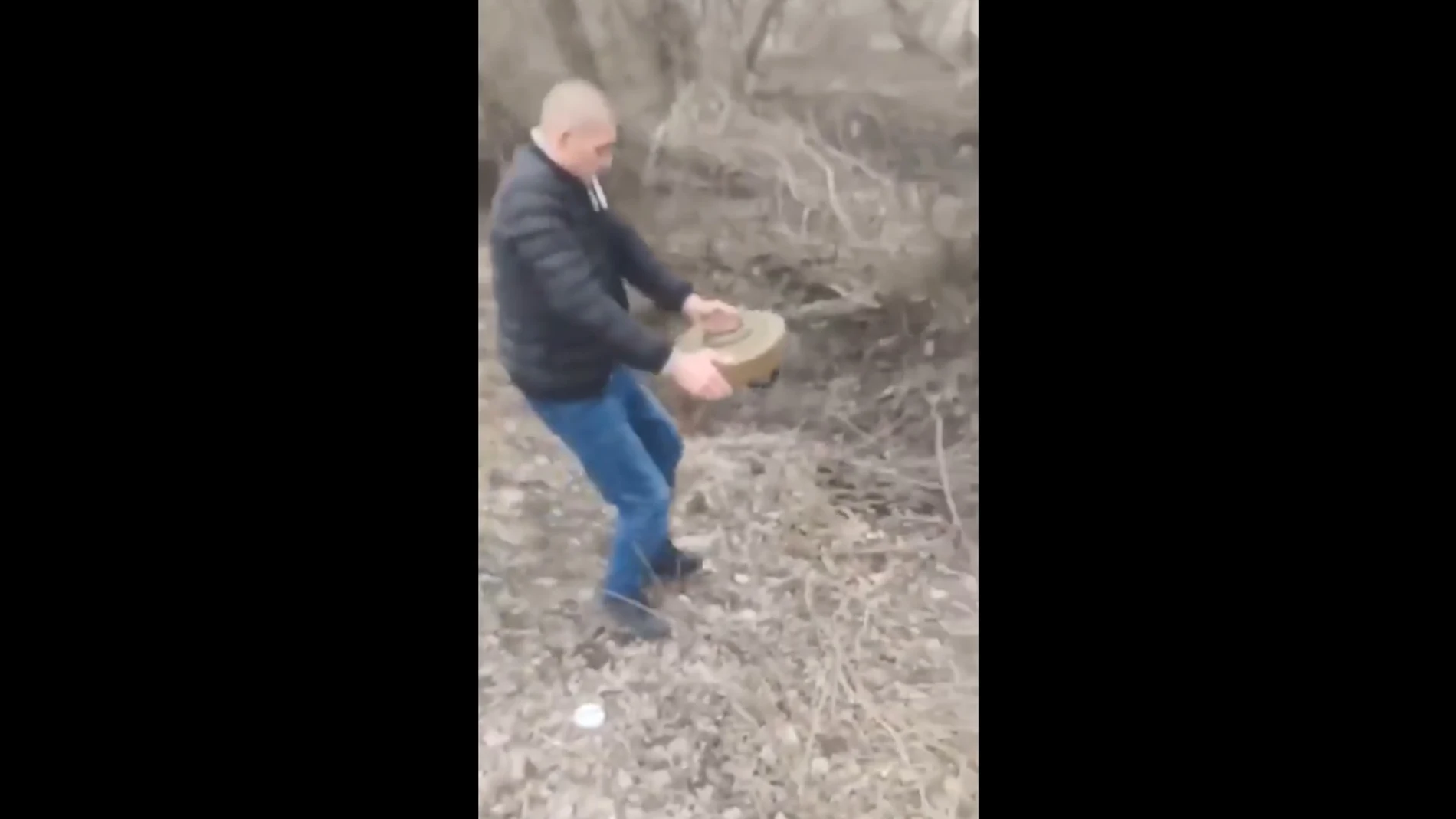 Un hombre de nacionalidad ucraniana moviendo una mina terrestre en un video que ya cuenta con más de 2,6 millones de reproducciones