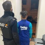 · El Grupo de Menores concretó la identidad del presunto acosador y la difundió al resto de unidades, logrando, una patrulla del Grupo de Atención al Ciudadano identificarlo y detenerlo en la vía pública