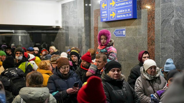 Numerosas personas esperan en la estación Central de Lviv este martes, desde la que abandonan Ucrania en tren a Polonia