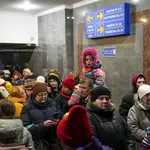 Numerosas personas esperan en la estación Central de Lviv este martes, desde la que abandonan Ucrania en tren a Polonia